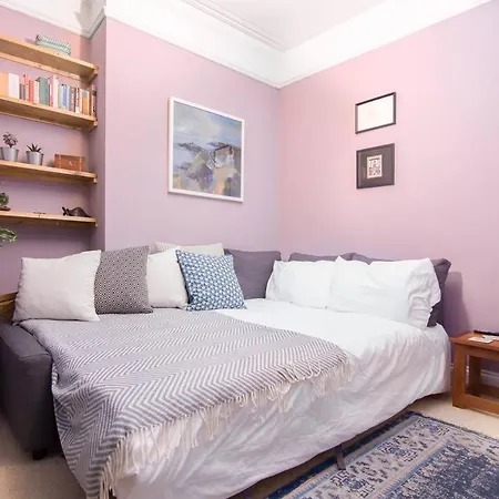 Ground Floor Apt For 4 W Bay Window & Free Parking *