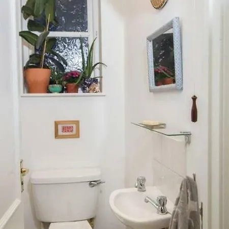 Ground Floor Apt For 4 W Bay Window & Free Parking Nyaraló