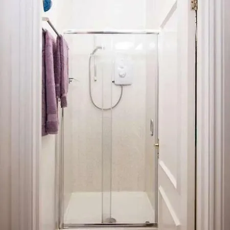 Ground Floor Apt For 4 W Bay Window & Free Parking *