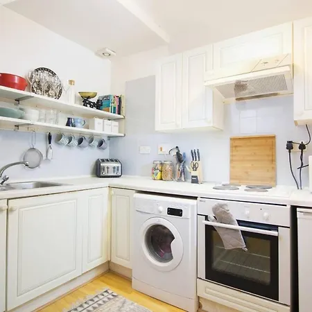 Ground Floor Apt For 4 W Bay Window & Free Parking
